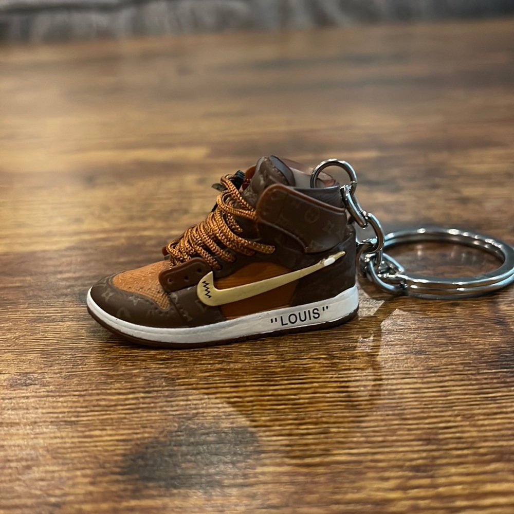 Off-white for Nike. “Air Jordan One” Keychain.